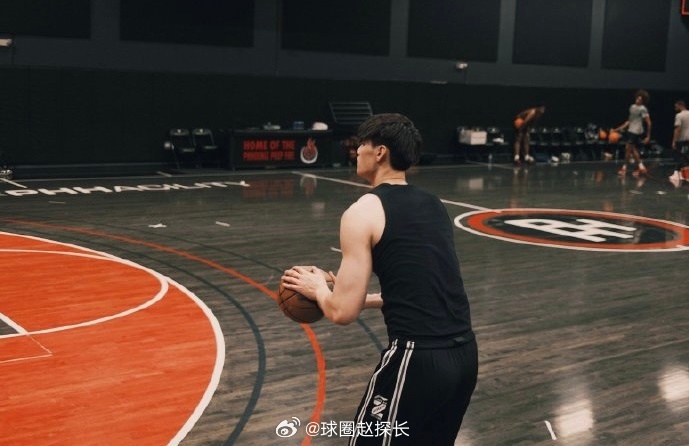 媒体人:我听说曾凡博会代表篮网出战NBA中国赛 预测双向合同有戏