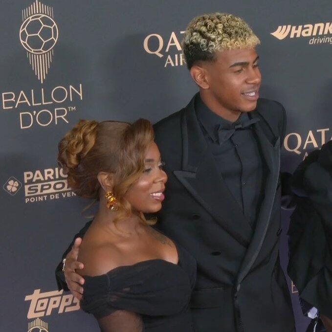 每体:虽然亚马尔父亲曝光率很高,但母亲一直背后默默支持球员