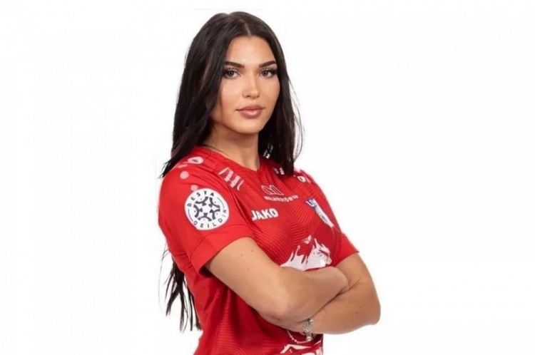 钱没给够!欧洲一女足球员加入WWE,但因薪资太低选择退出