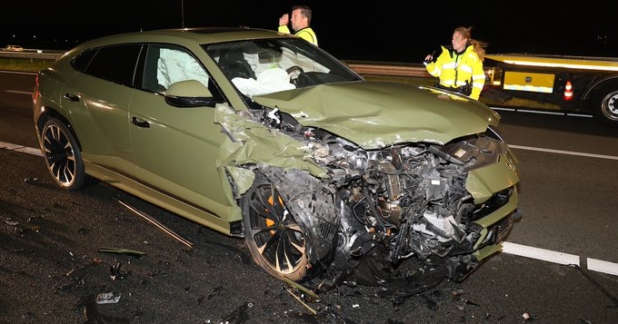 死里逃生!荷兰前国脚遭遇4车连环车祸,百万兰博基尼直接报废
