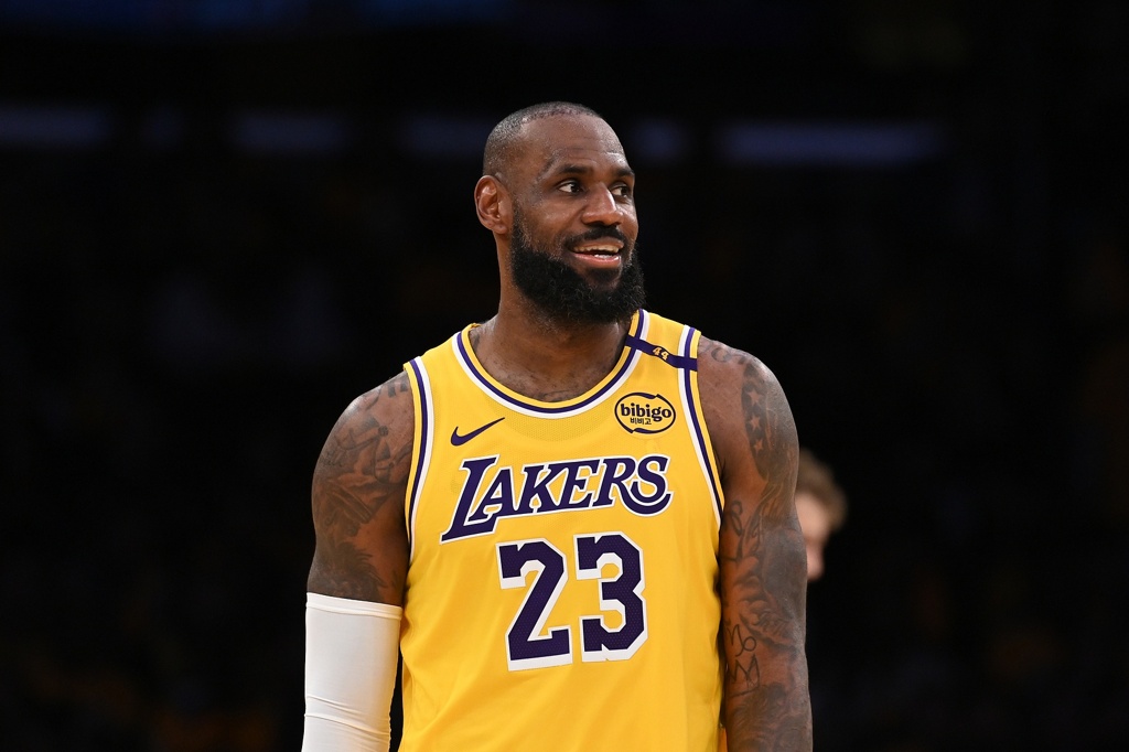 詹姆斯宣布退役?湖记:时机合适 提前宣告能像科比那样接受致敬