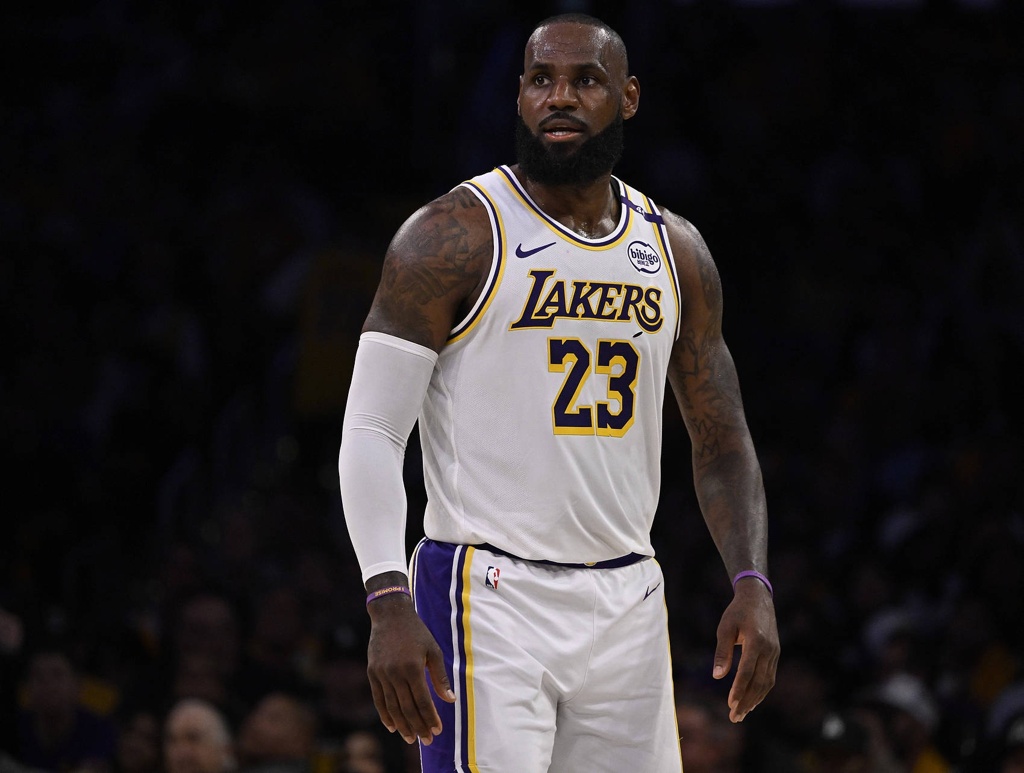 詹姆斯身边人士:大家都在试图预测他何时退役 但没人真正知道